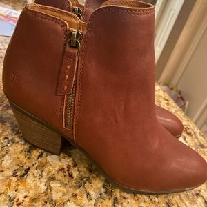 Frye brown tan cognac boots booties 7.5 women